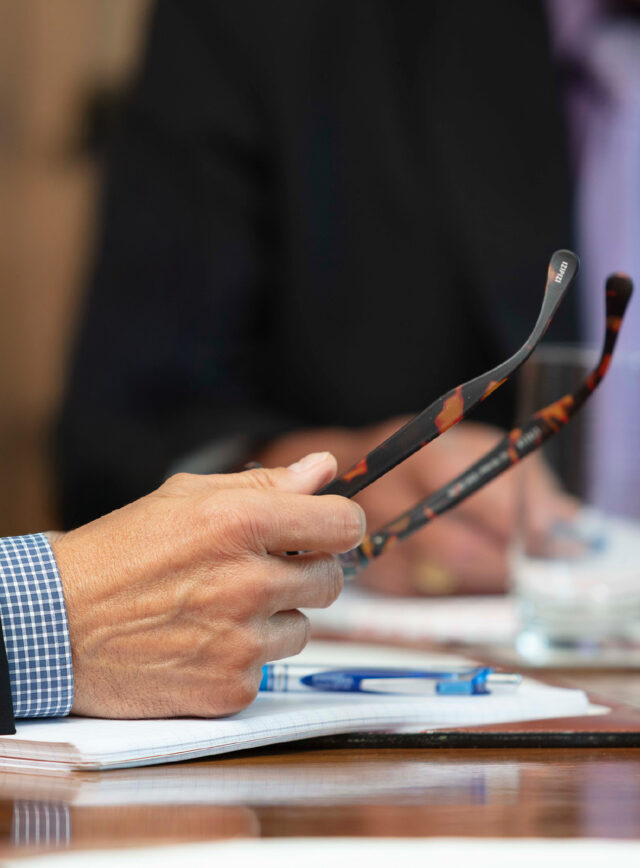 logistable mains lunettes